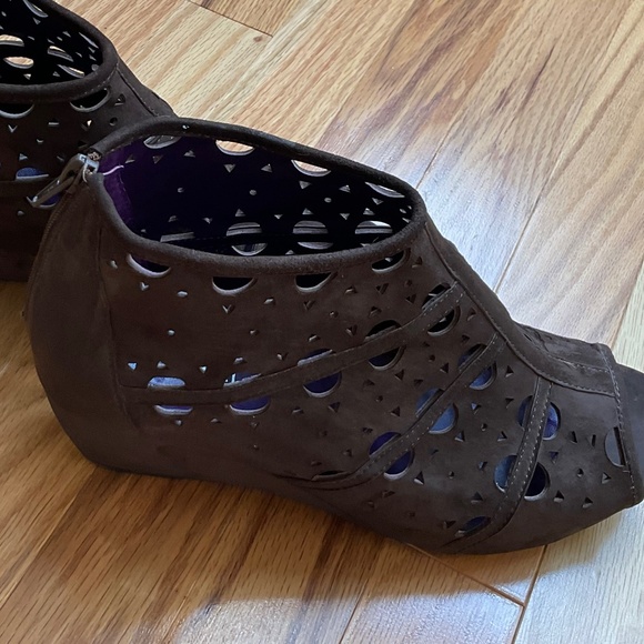 VANELI Laser cut out Peep Toe Booties, Size 10 - Picture 3 of 8